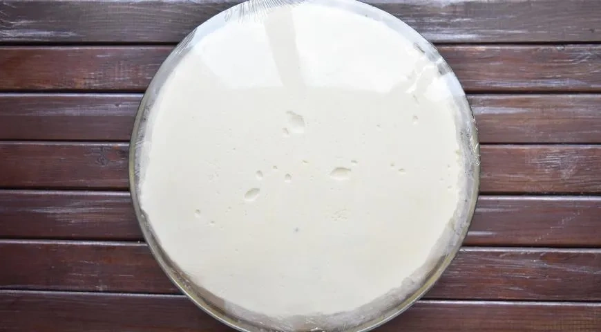 Белая пицца с лососем, оливками и каперсами: шаг 7