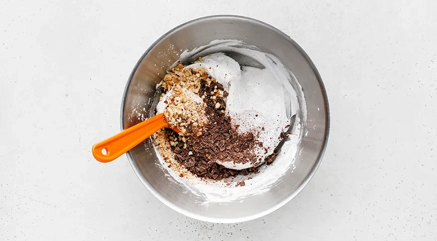 Безе с орехами и шоколадной крошкой: шаг 7