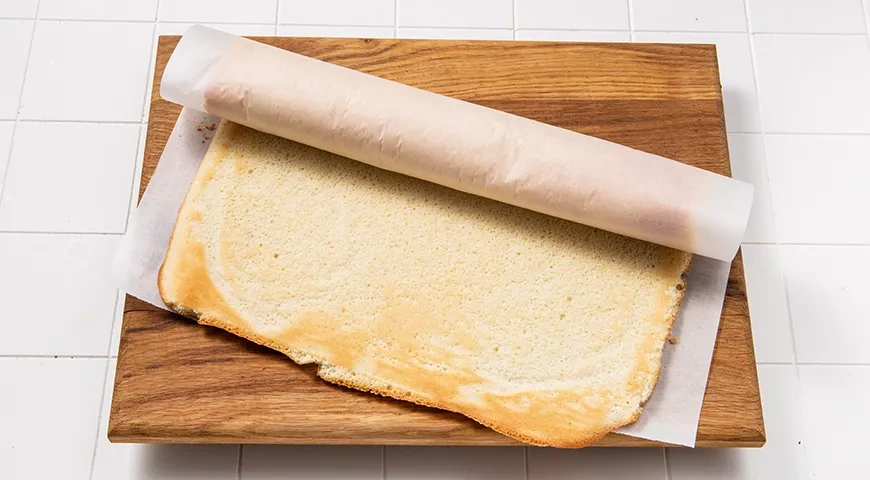 Бисквитный рулет с повидлом: шаг 7