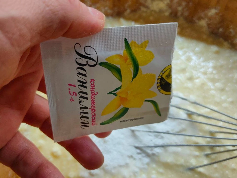 Шаг 7: Бисквитный пирог с изюмом и клюквой