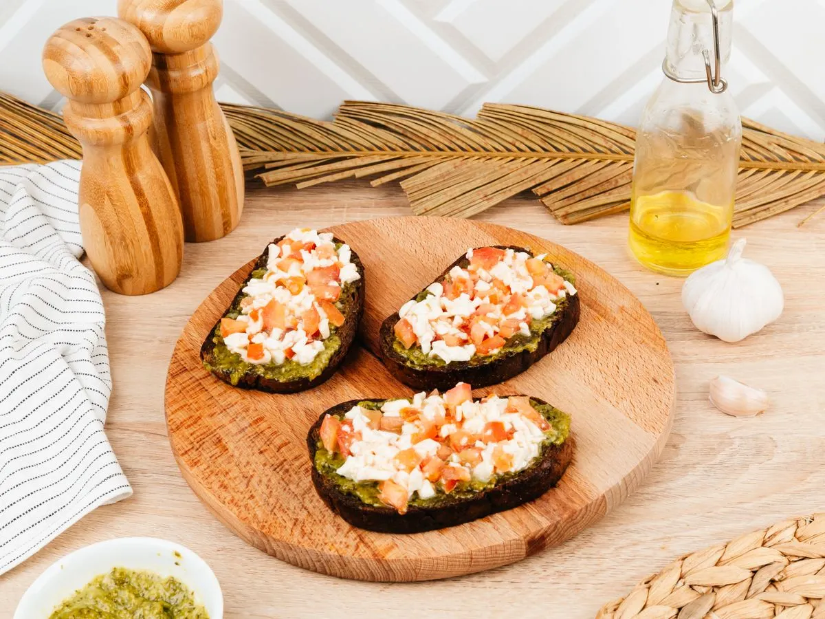 Шаг 7: Брускетта с черным хлебом и песто