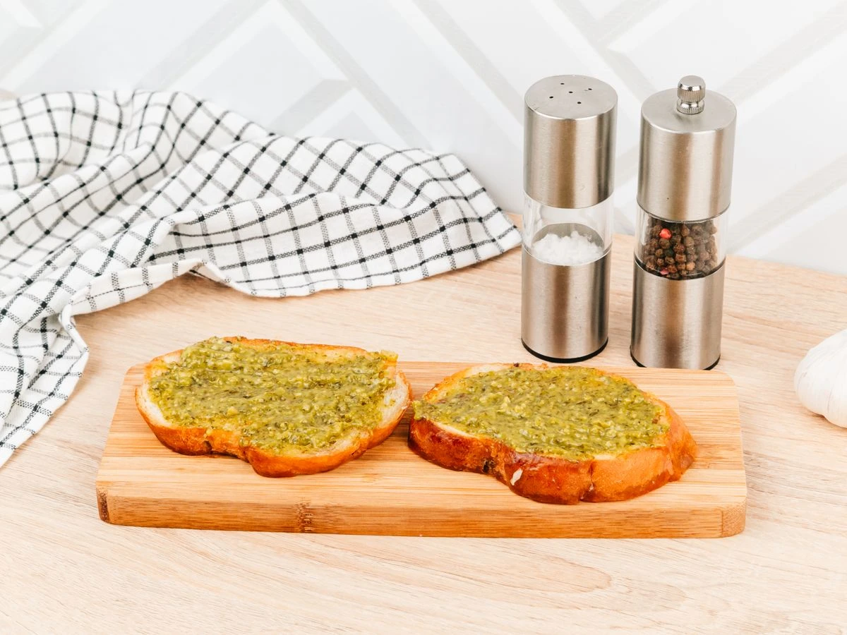 Шаг 7: Брускетта с лососем и песто