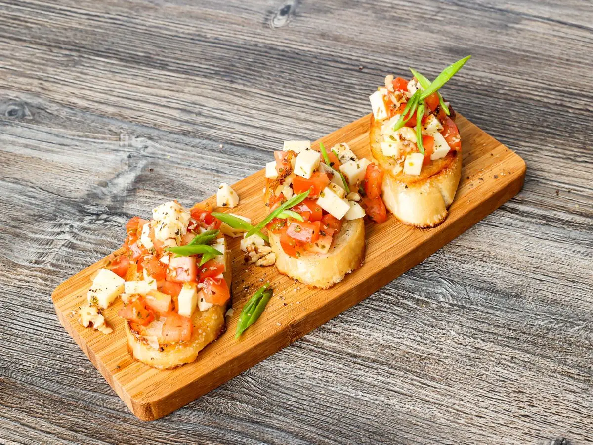 Шаг 7: Брускетта с моцареллой и томатами «Пинк Парадайз»