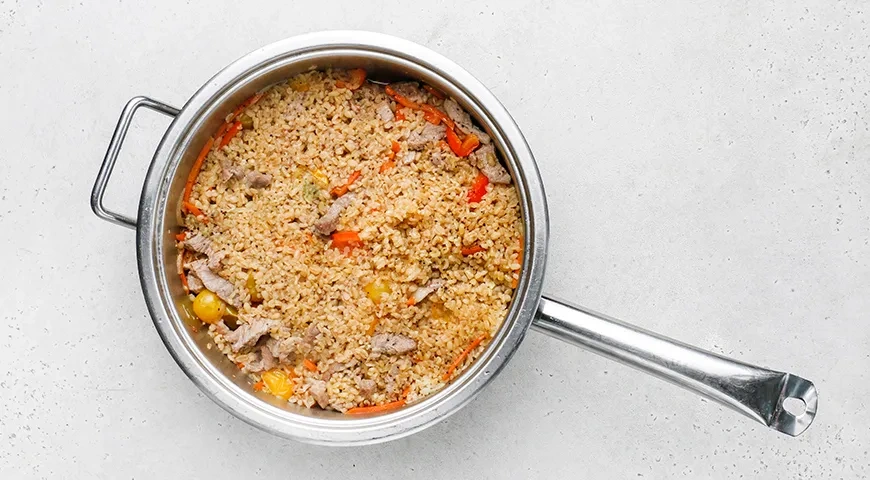 Булгур со свининой и овощами на сковороде: шаг 7