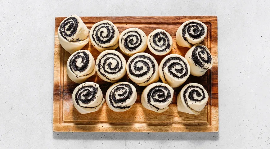 Булочки-«улитки» с маком и глазурью: шаг 7