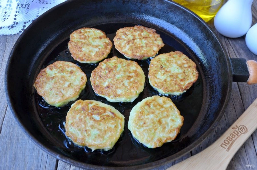 Шаг 7: Быстрые оладьи из кабачков
