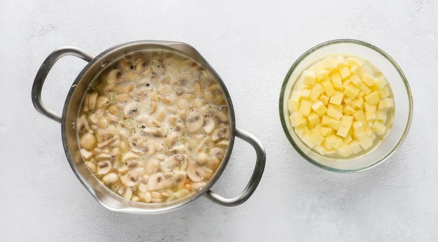 Быстрый суп из свежих шампиньонов, картофеля и моркови: шаг 7