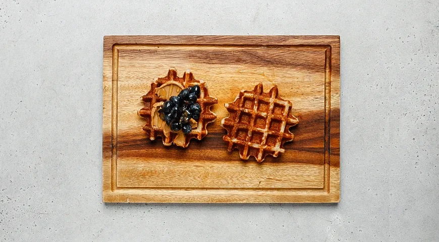 Цельнозерновые вафли с арахисовой пастой, ягодами и мороженым: шаг 7