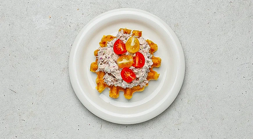 Чафли с тунцом, красным луком и сельдереем: шаг 7