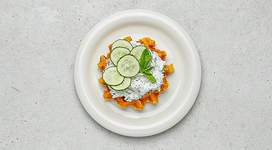 Чафли с творожным сыром, огурцом и зеленью: шаг 7