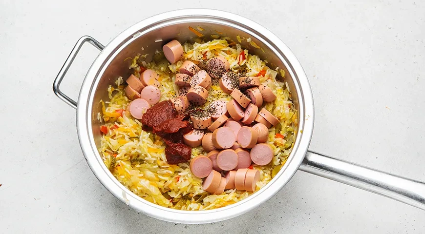 Домашняя солянка с капустой, рисом и сосисками: шаг 7