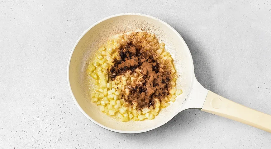 Дрожжевые пирожки со свеклой и яблоками на сковороде: шаг 7