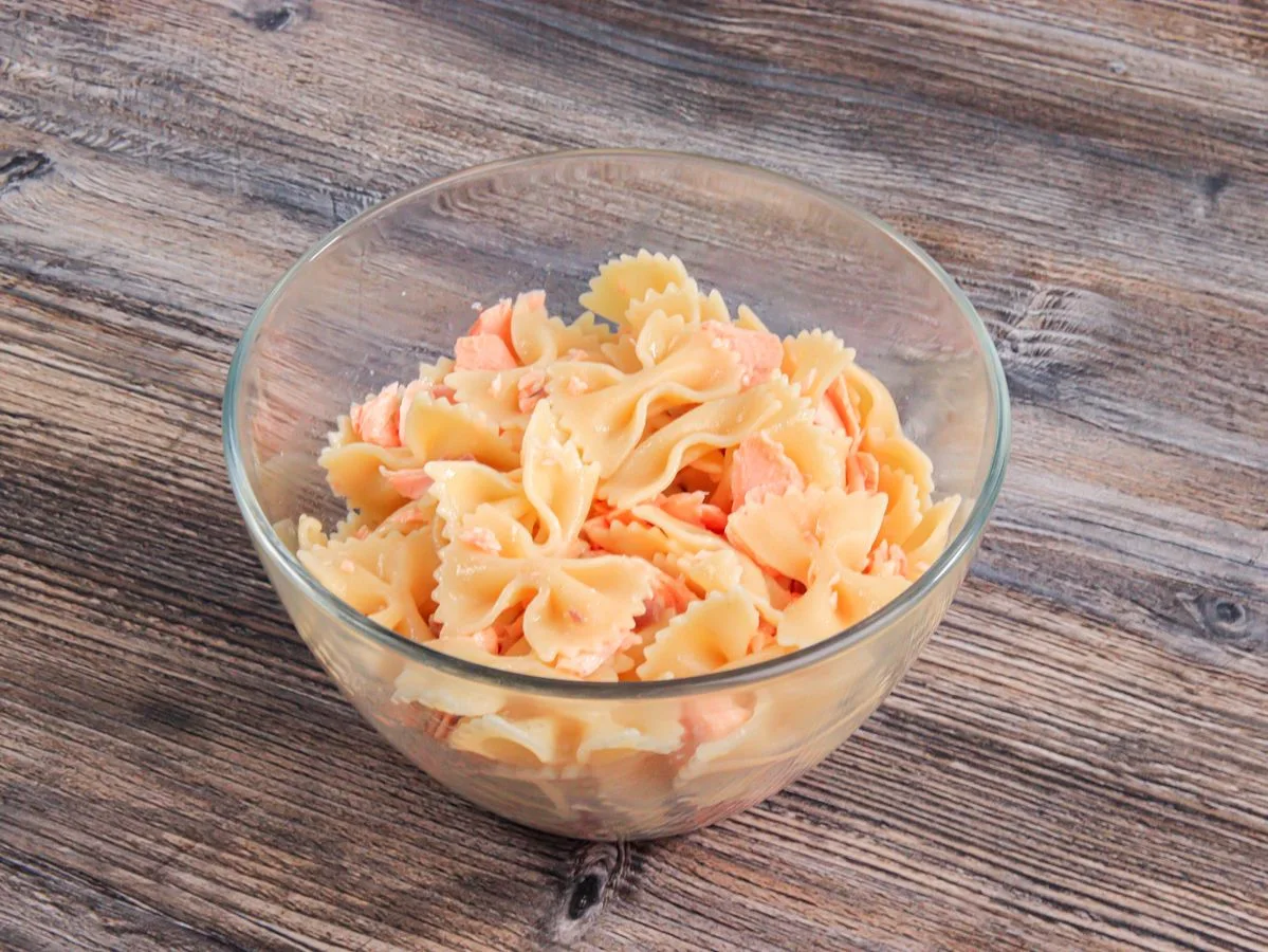 Шаг 7: Фарфалле с красной рыбой