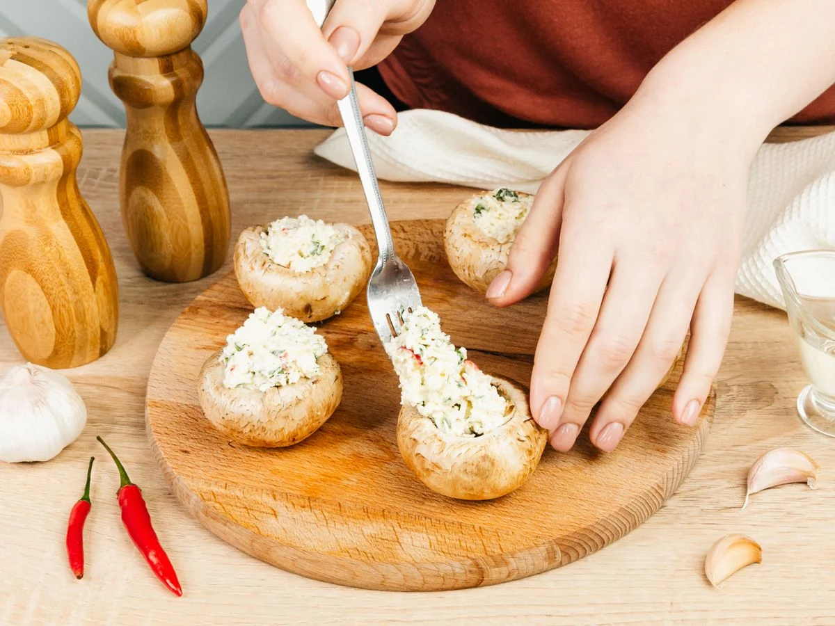 Шаг 7: Фаршированные шампиньоны с сулугуни, чесноком и чили