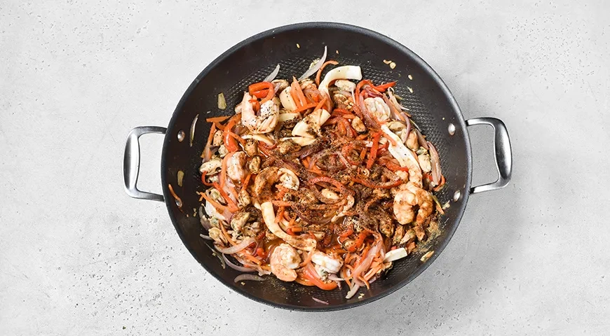 Фунчоза с морепродуктами и овощами: шаг 7