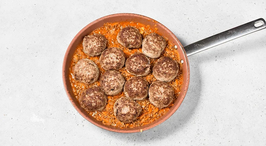 Гречка с котлетами на сковороде: шаг 7