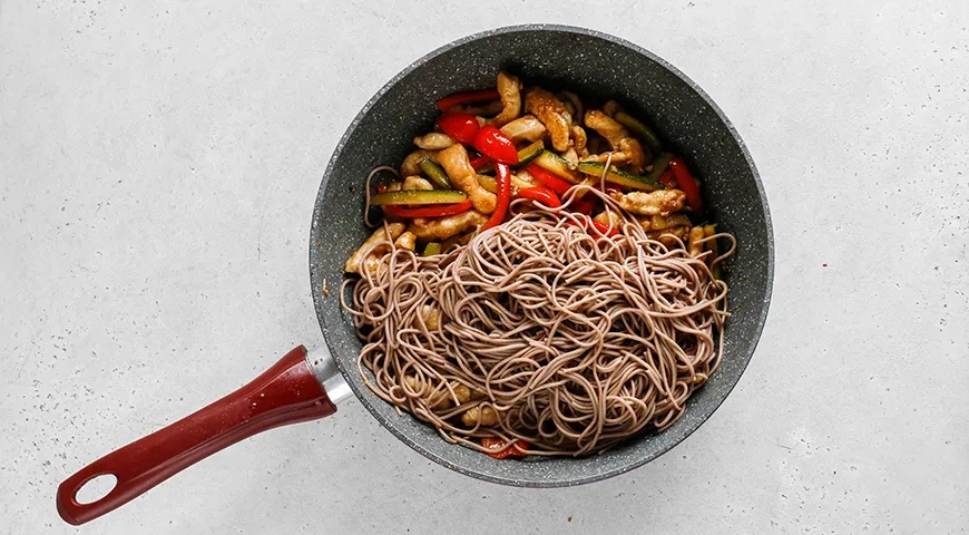 Гречневая лапша с курицей и овощами: шаг 7