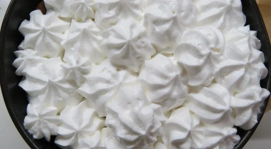 Грушевый пирог с меренгой и карамельной заливкой: шаг 7