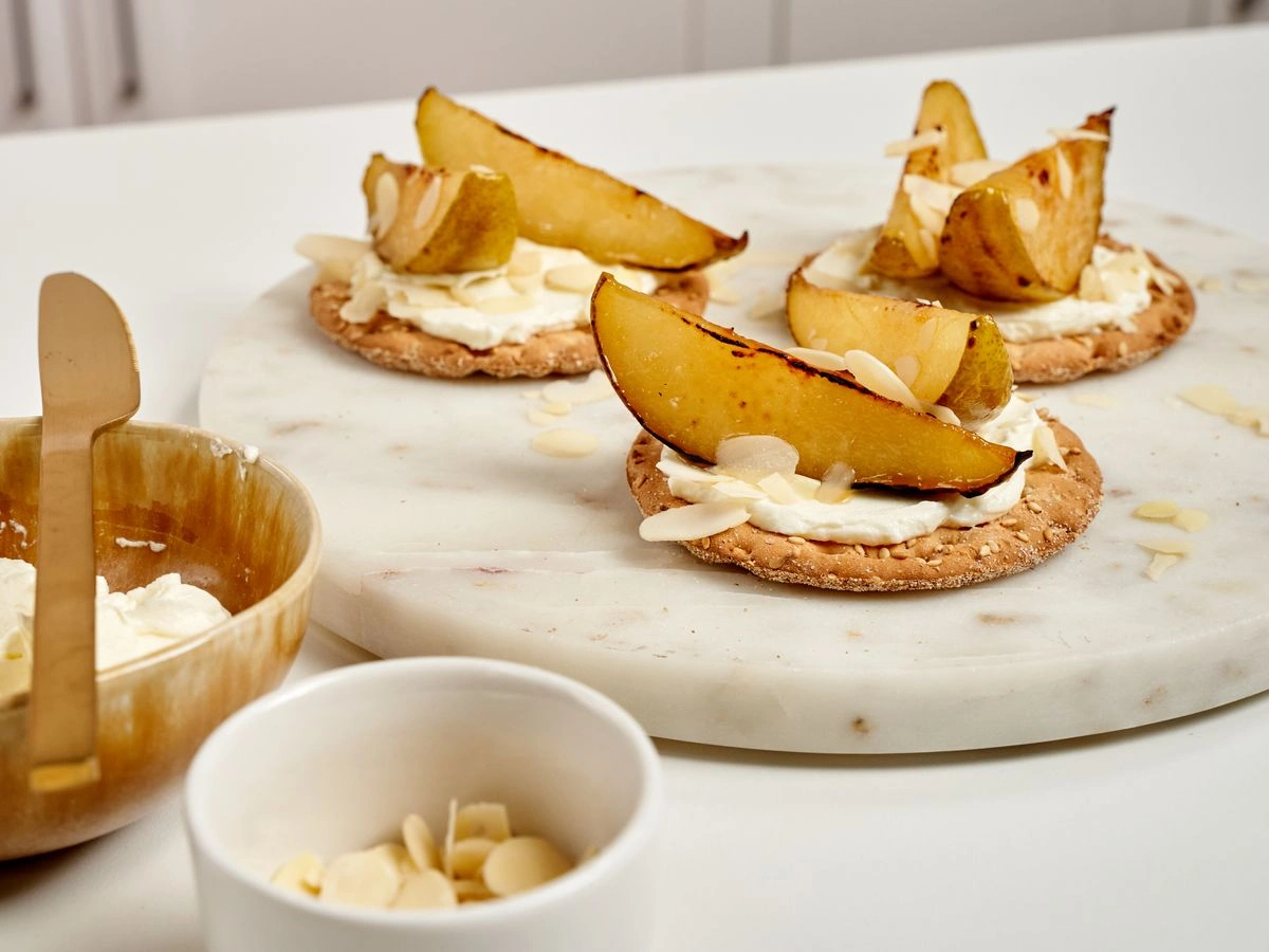 Шаг 7: Хлебцы с карамелизированной грушей и маскарпоне