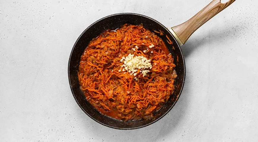 Икра из соленых огурцов и моркови: шаг 7