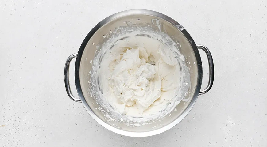 Капкейки с начинкой внутри, украшенные кремом: шаг 7