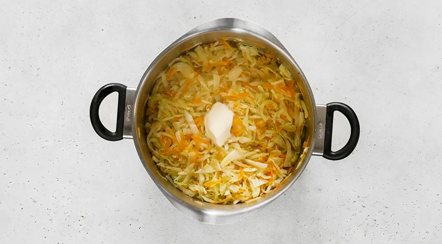 Капуста с луком и морковкой на сковороде по-домашнему: шаг 7