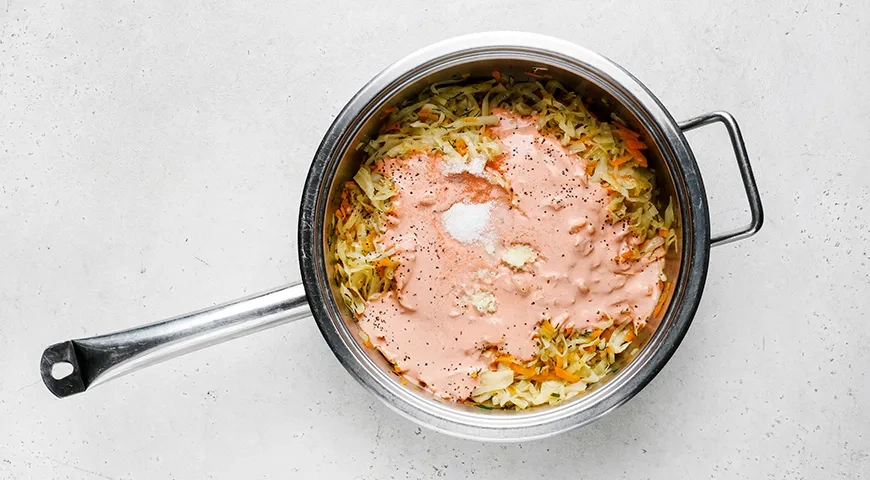 Капуста в нежной томатно-сметанной заливке по-домашнему: шаг 7