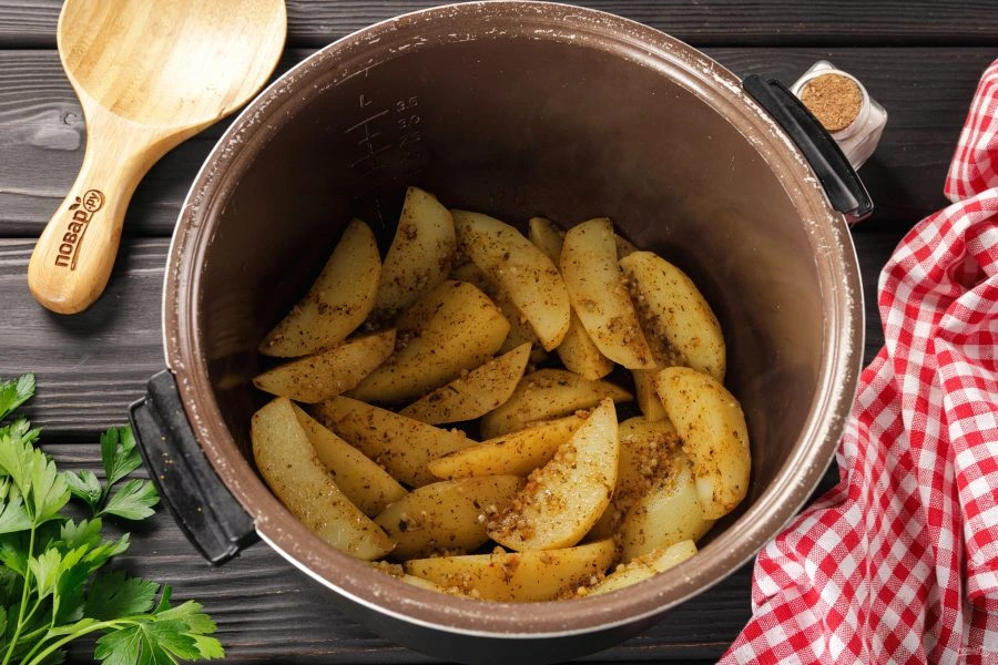 Шаг 7: Картофель подеревенски в мультиварке