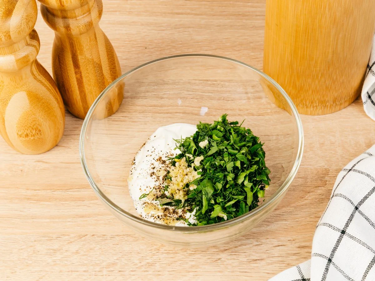 Шаг 7: Картофель в кляре со сметанным соусом