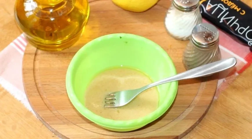 Картофельный салат с маринованными опятами: шаг 7