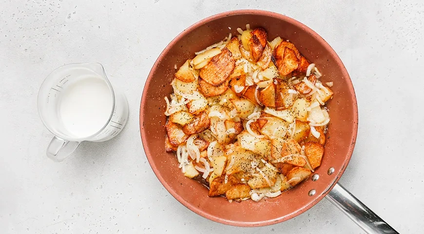 Картошка в сметанном соусе с луком: шаг 7