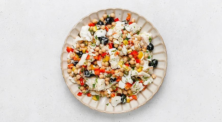 Классический салат с отварной рыбой: шаг 7