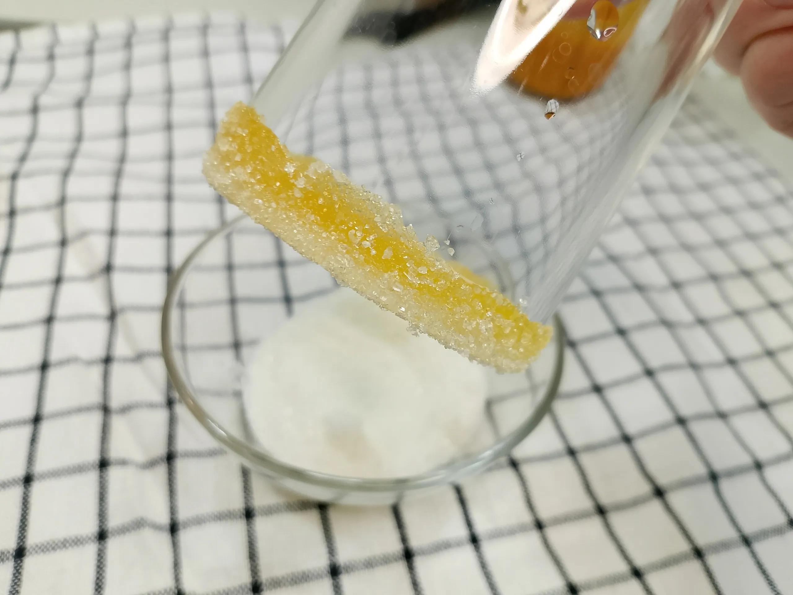 Шаг 7: Коктейль с шампанским и манго на 14 февраля