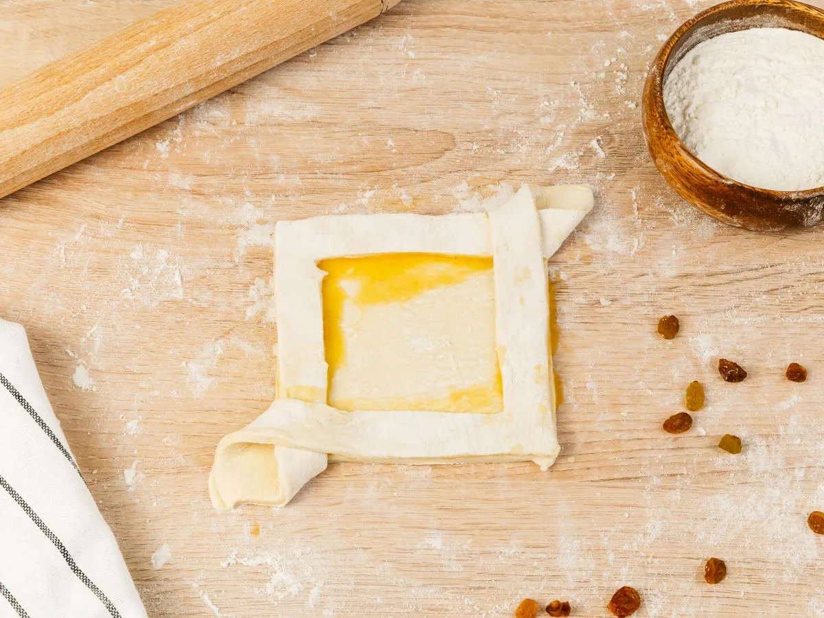 Шаг 7: Конвертики с творогом и изюмом