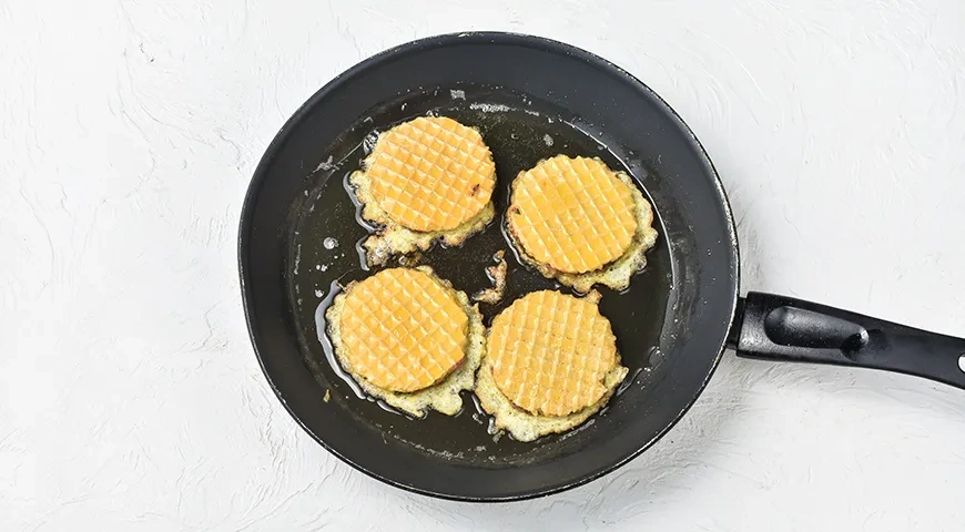 Котлеты в вафельных коржах: шаг 7