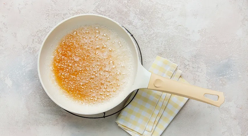 Кукурузные блинчики с куркумой и карамелизованными ананасами: шаг 7