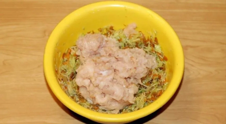 Курино-овощные котлеты с зеленью: шаг 7