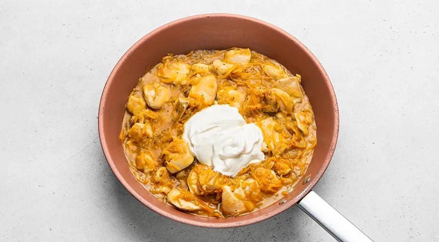 Куриное филе со сметаной и морковкой на сковороде: шаг 7