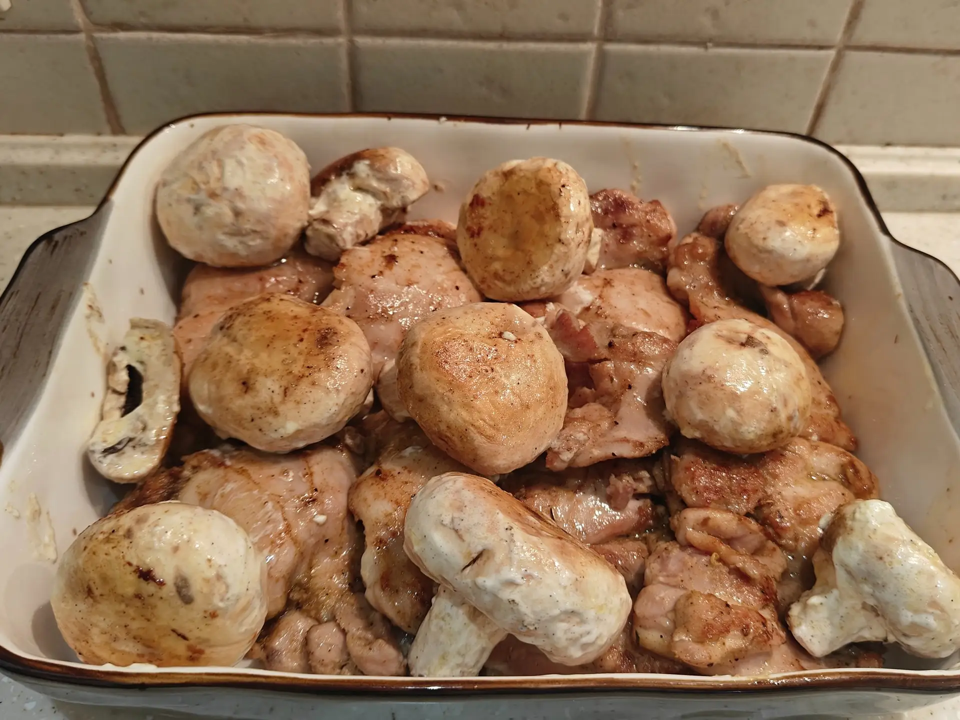 Шаг 7: Куриные бедра в духовке с шампиньонами