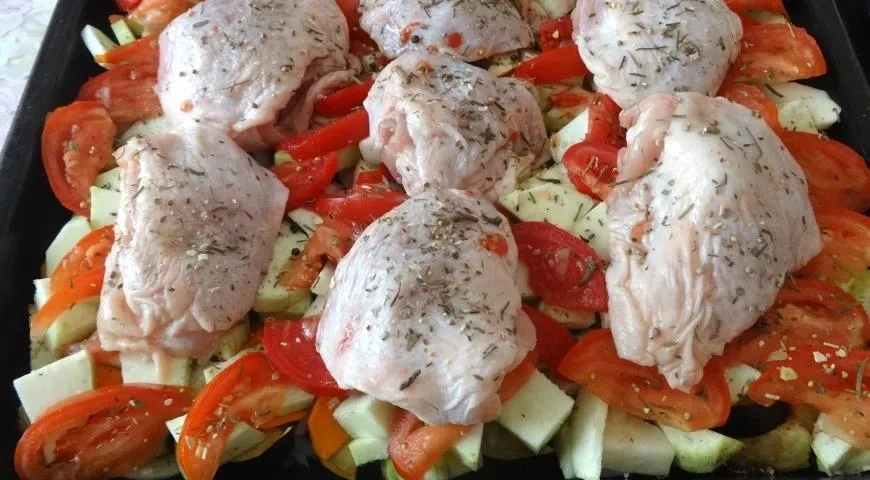Куриные бёдра с овощами: шаг 7