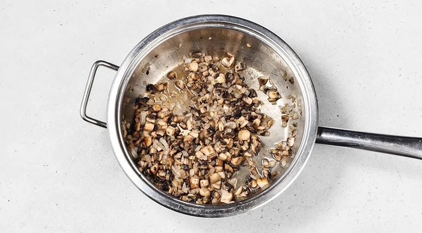 Куриные фрикадельки в грибном соусе (на сковороде): шаг 7