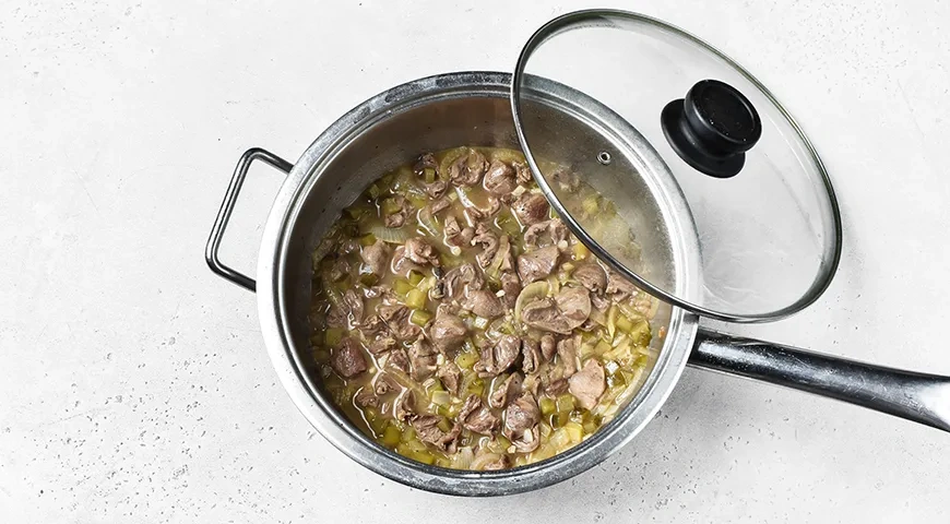 Куриные сердечки, тушенные с солёными огурцами и сметаной: шаг 7