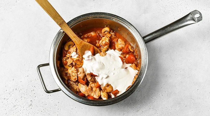 Куриный паприкаш с грибами по-венгерски: шаг 7