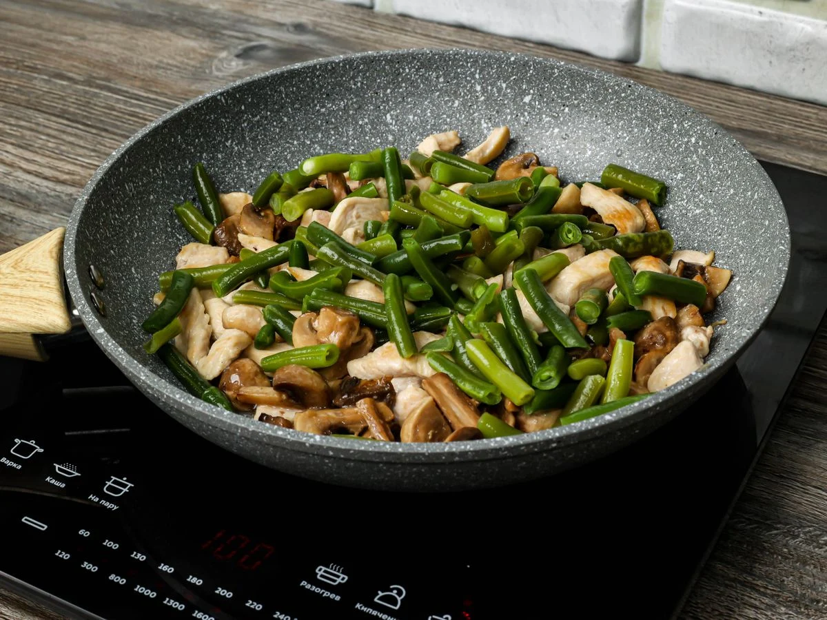 Шаг 7: Курица со стручковой фасолью и шампиньонами