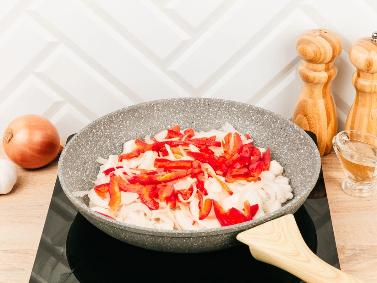 Шаг 7: Курица тушёная с овощами