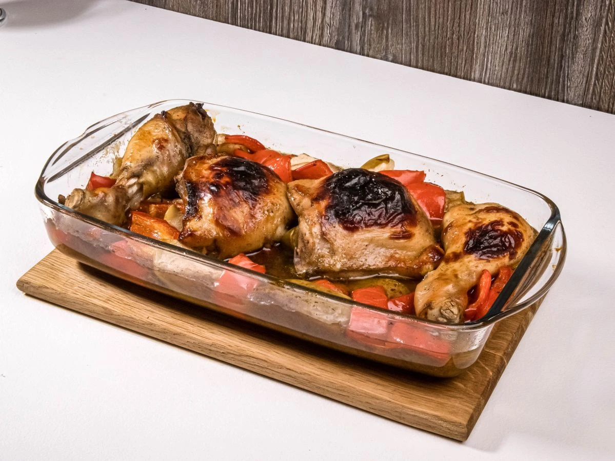 Шаг 7: Курица, запеченная с яблоками и болгарским перцем