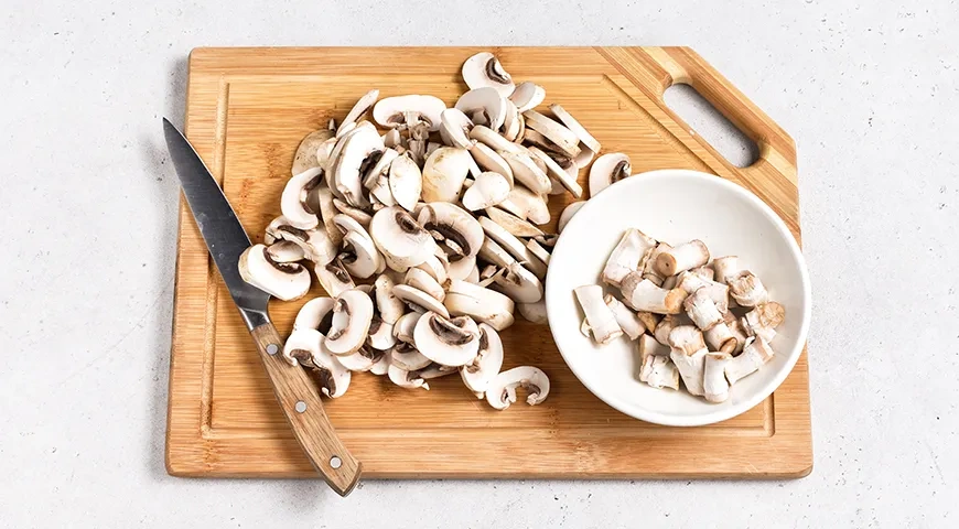 Курник с блинами, курицей и грибами: шаг 7