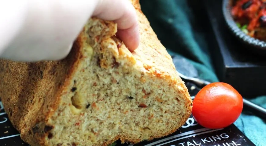 Хлеб с копченым мясом, сыром, оливками и печеным чесноком: шаг 7