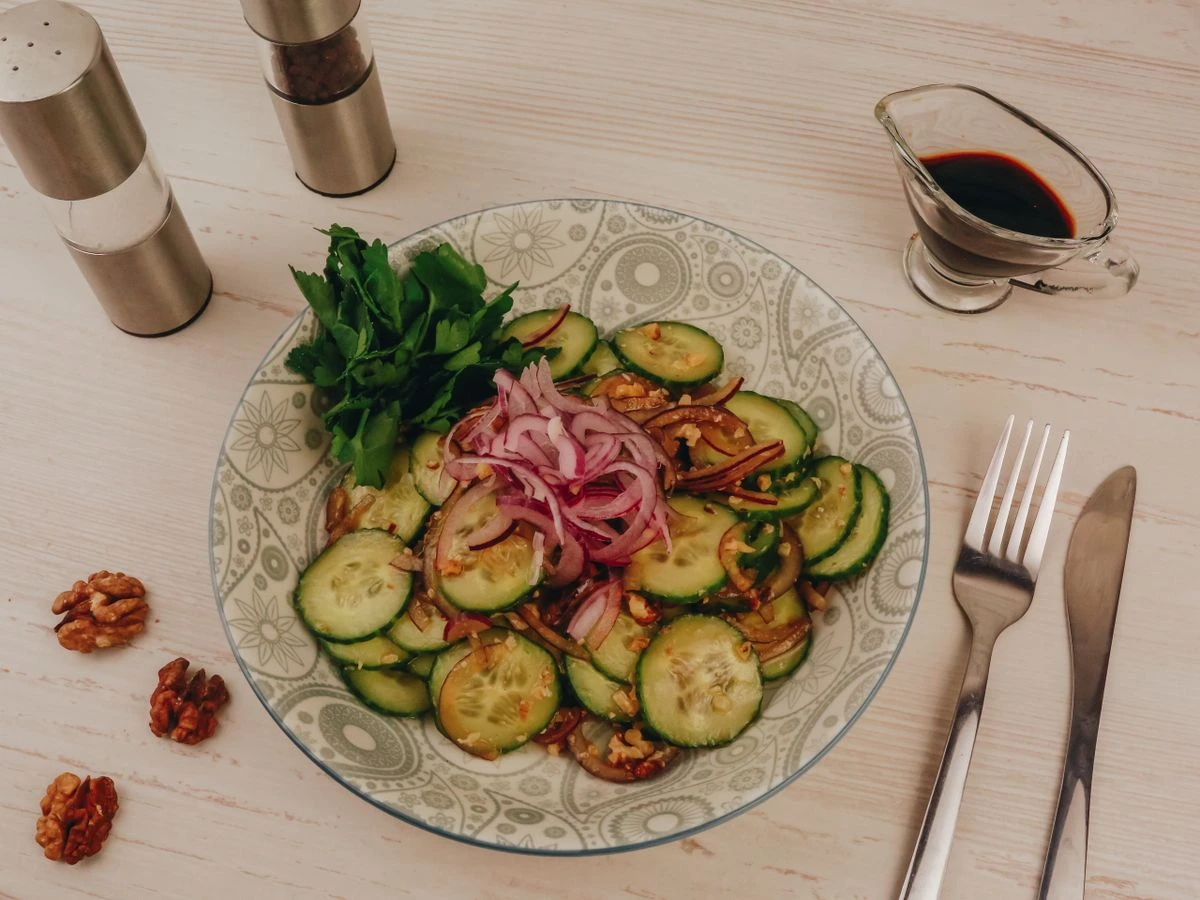 Шаг 7: Лёгкий огуречный салат