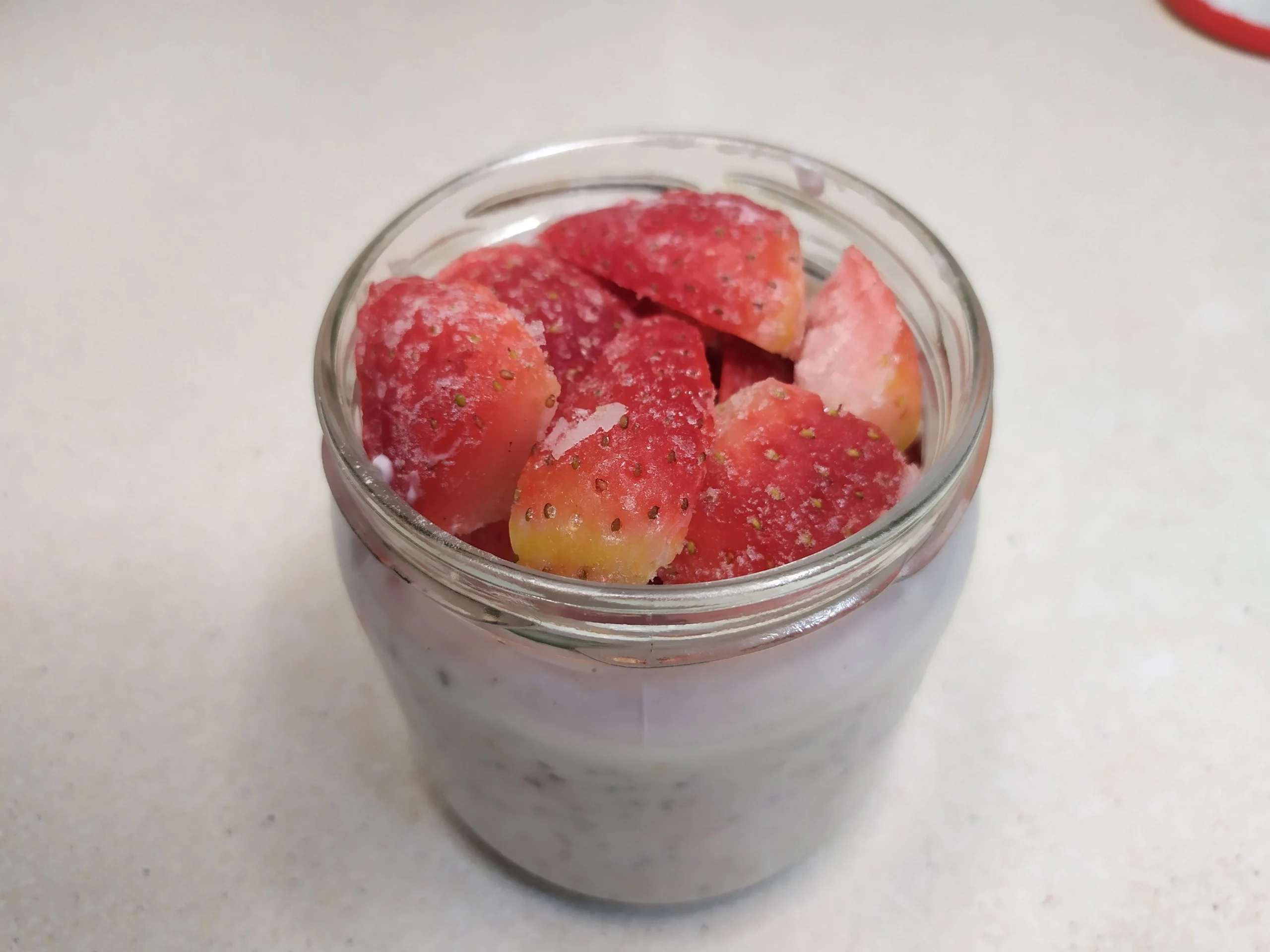 Шаг 7: Ленивая овсянка с клубникой